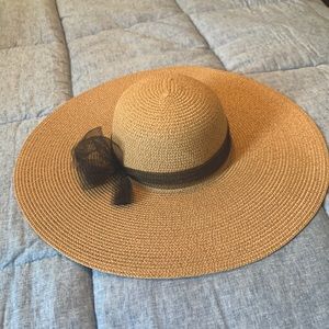 Wide Brim Hat - perfect for sunny beach days - Excellent New Condition